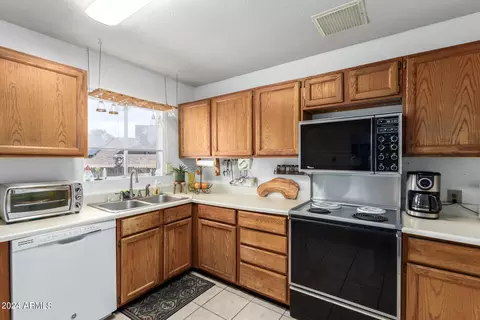 Kitchen - 1202 E Shangri La Rd, Phoenix, AZ 85020 photo 4 of 5