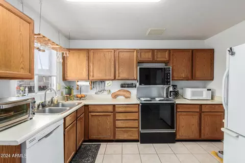 Kitchen - 1202 E Shangri La Rd, Phoenix, AZ 85020 photo 2 of 5
