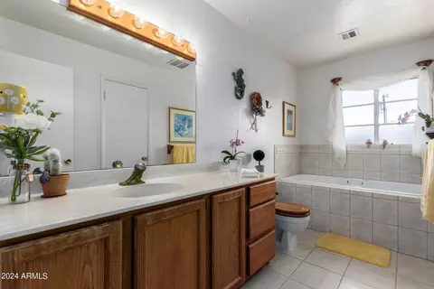 Bath - 1202 E Shangri La Rd, Phoenix, AZ 85020 photo 2 of 2