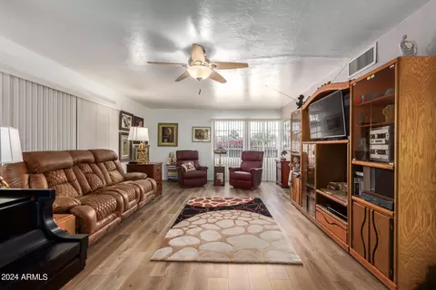 Living - 1202 E Shangri La Rd, Phoenix, AZ 85020 photo 2 of 3
