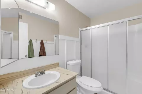 Bath - 401 E Carson Dr, Tempe, AZ 85282 photo 2 of 4