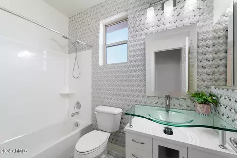 Bath - 1067 E Oriole Dr, Gilbert, AZ 85297 photo 1 of 4