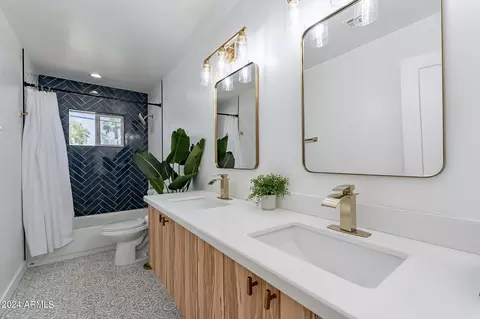 Bath - 6710 N 16th Dr, Phoenix, AZ 85015 photo 2 of 2