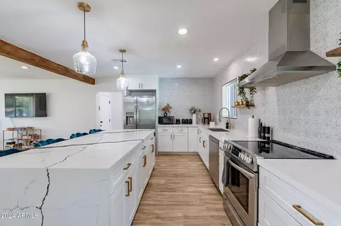 Kitchen - 6710 N 16th Dr, Phoenix, AZ 85015 photo 5 of 7