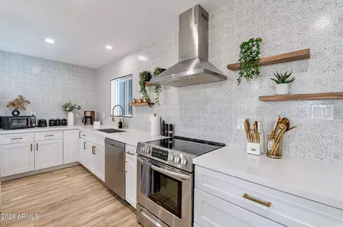 Kitchen - 6710 N 16th Dr, Phoenix, AZ 85015 photo 6 of 7