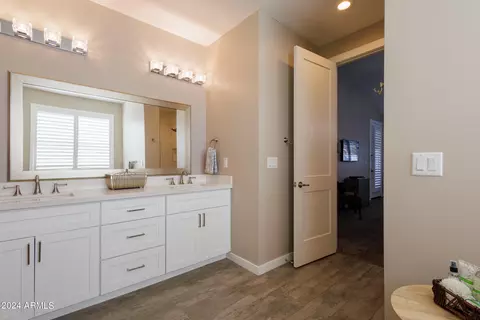 Bath - 4814 E Indianola Ave, Phoenix, AZ 85018 photo 2 of 5