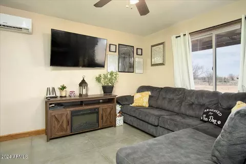 Living - 10133 E Vineyard Dr, Hereford, AZ 85615 photo 1 of 3