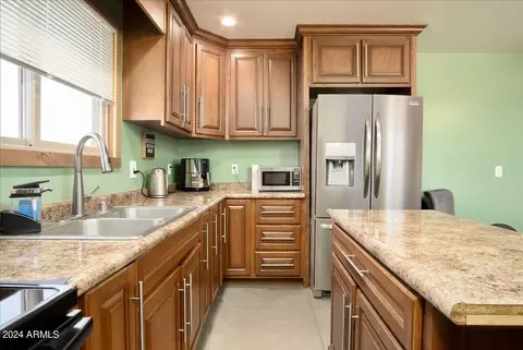 Kitchen - 10133 E Vineyard Dr, Hereford, AZ 85615 photo 3 of 4