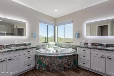 Bath - 504 E Linda Ln, Phoenix, AZ 85086 photo 2 of 5