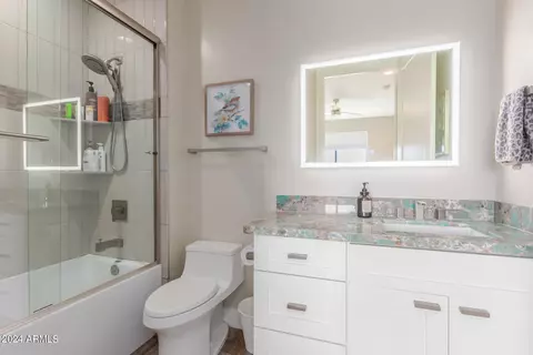 Bath - 504 E Linda Ln, Phoenix, AZ 85086 photo 4 of 5