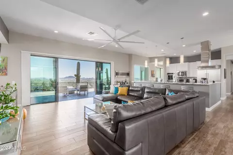 Living - 504 E Linda Ln, Phoenix, AZ 85086 photo 2 of 4