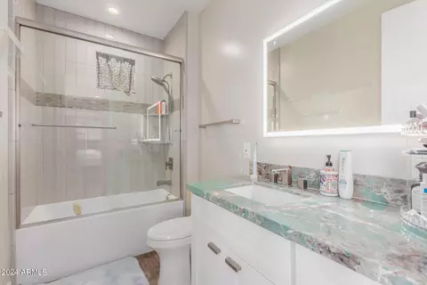 Bath - 504 E Linda Ln, Phoenix, AZ 85086 photo 5 of 5