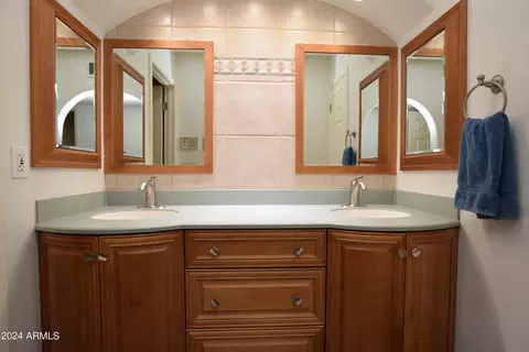 Bath - 4601 E Desert Cove Ave, Phoenix, AZ 85028 photo 3 of 5