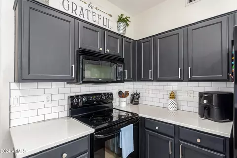 Kitchen - 1073 W Juniper Ave, Gilbert, AZ 85233 photo 4 of 5