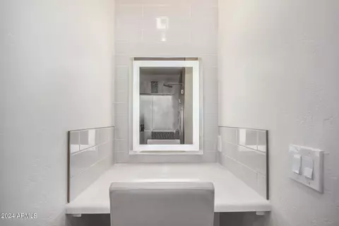 Bath - 4121 E Redwood Ln, Phoenix, AZ 85048 photo 1 of 3