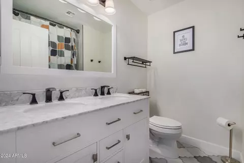 Bath - 4121 E Redwood Ln, Phoenix, AZ 85048 photo 3 of 3