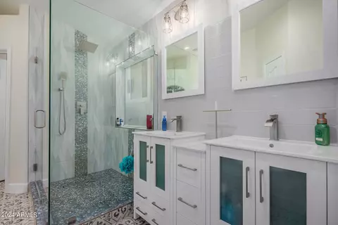 Bath - 4121 E Redwood Ln, Phoenix, AZ 85048 photo 2 of 3