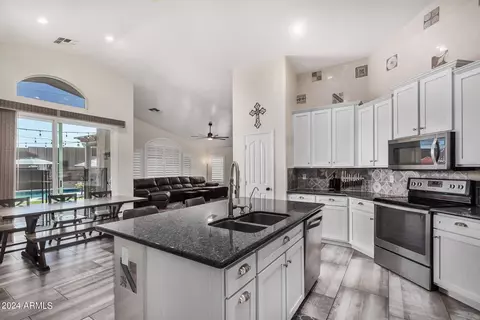 Kitchen - 4121 E Redwood Ln, Phoenix, AZ 85048 photo 1 of 2