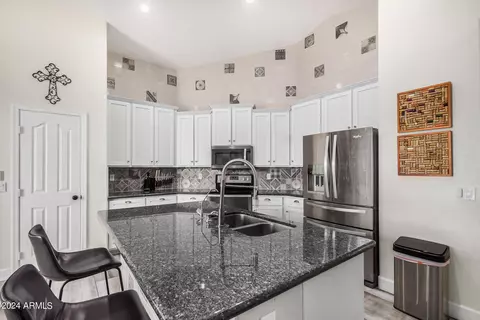 Kitchen - 4121 E Redwood Ln, Phoenix, AZ 85048 photo 2 of 2