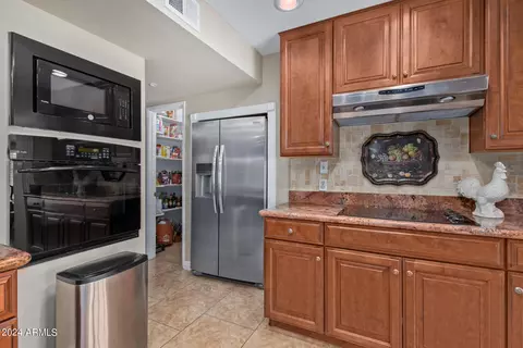 Kitchen - 3312 N 48th Pl N, Phoenix, AZ 85018 photo 3 of 5