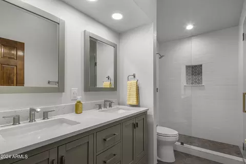 Bath - 1112 E Le Marche Ave, Phoenix, AZ 85022 photo 1 of 4