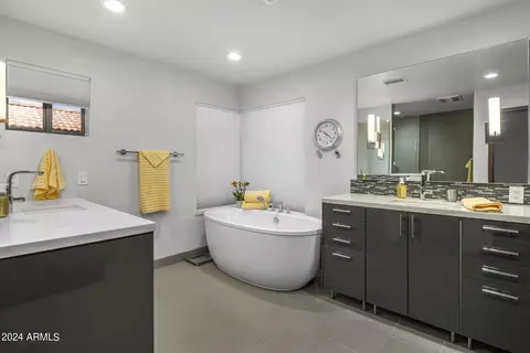 Bath - 1112 E Le Marche Ave, Phoenix, AZ 85022 photo 2 of 4