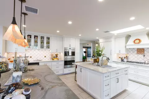 Kitchen - 20 E San Miguel Ave, Phoenix, AZ 85012 photo 1 of 9