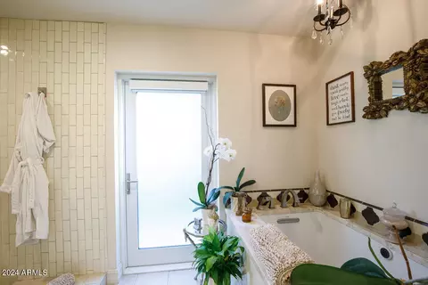 Bath - 20 E San Miguel Ave, Phoenix, AZ 85012 photo 3 of 8