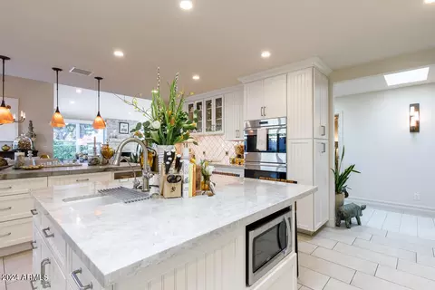 Kitchen - 20 E San Miguel Ave, Phoenix, AZ 85012 photo 5 of 9