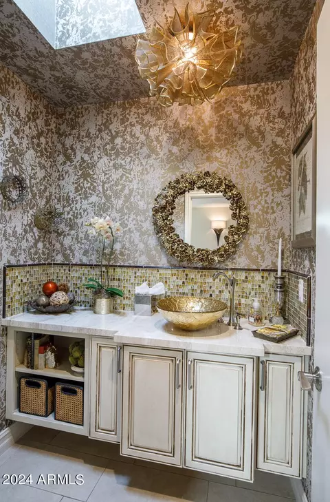 Bath - 20 E San Miguel Ave, Phoenix, AZ 85012 photo 6 of 8