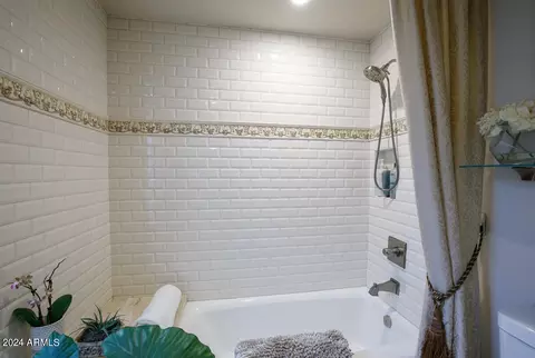Bath - 20 E San Miguel Ave, Phoenix, AZ 85012 photo 8 of 8