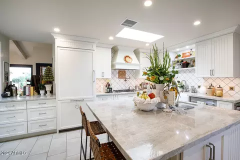 Kitchen - 20 E San Miguel Ave, Phoenix, AZ 85012 photo 7 of 9