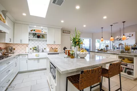 Kitchen - 20 E San Miguel Ave, Phoenix, AZ 85012 photo 6 of 9