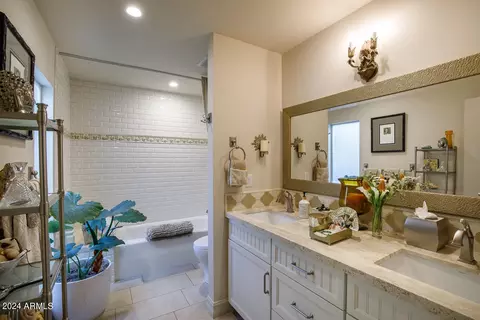Bath - 20 E San Miguel Ave, Phoenix, AZ 85012 photo 7 of 8
