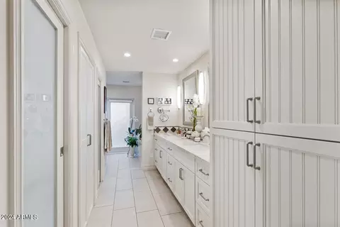 Bath - 20 E San Miguel Ave, Phoenix, AZ 85012 photo 1 of 8