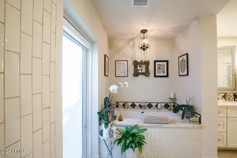 Bath - 20 E San Miguel Ave, Phoenix, AZ 85012 photo 4 of 8