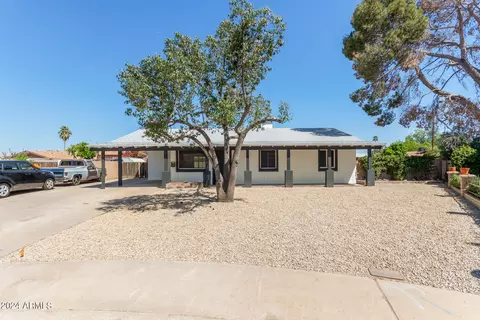 8235 W Cora Ln, Phoenix, AZ 85033