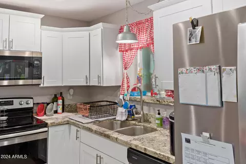Kitchen - 112 S Emerald Dr, Apache Junction, AZ 85120 photo 5 of 5