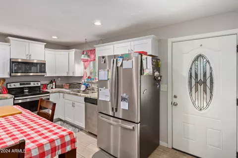 Kitchen - 112 S Emerald Dr, Apache Junction, AZ 85120 photo 4 of 5