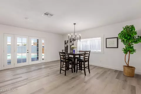 Dining - 1666 E Bishop Dr, Tempe, AZ 85282 photo 1 of 3