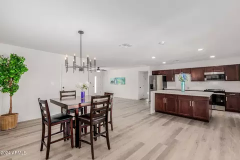 Dining - 1666 E Bishop Dr, Tempe, AZ 85282 photo 3 of 3