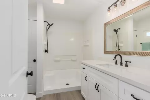 Bath - 1666 E Bishop Dr, Tempe, AZ 85282 photo 1 of 3