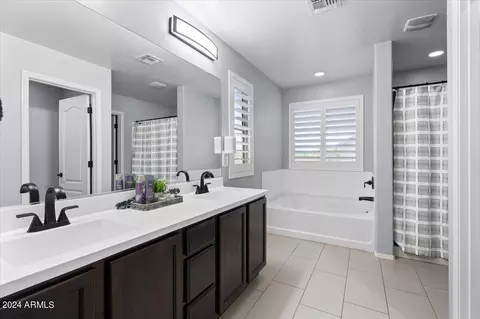 Bath - 4353 E Amber Ln, Gilbert, AZ 85296 photo 1 of 3