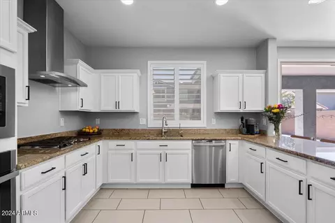 Kitchen - 4353 E Amber Ln, Gilbert, AZ 85296 photo 2 of 3