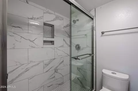 Bath - 11037 N 18th Ave, Phoenix, AZ 85029 photo 2 of 2