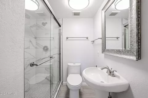 Bath - 11037 N 18th Ave, Phoenix, AZ 85029 photo 1 of 2