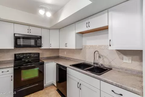 Kitchen - 214 E Ruth Ave #108, Phoenix, AZ 85020 photo 4 of 5