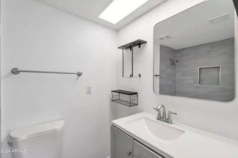 Bath - 6538 N 24th Dr, Phoenix, AZ 85015 photo 3 of 3
