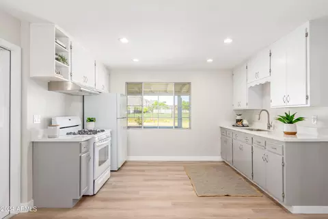 Kitchen - 514 E Orchid Ln, Phoenix, AZ 85020 photo 1 of 3