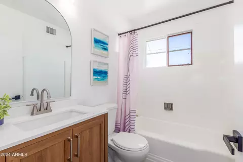 Bath - 514 E Orchid Ln, Phoenix, AZ 85020 photo 1 of 1